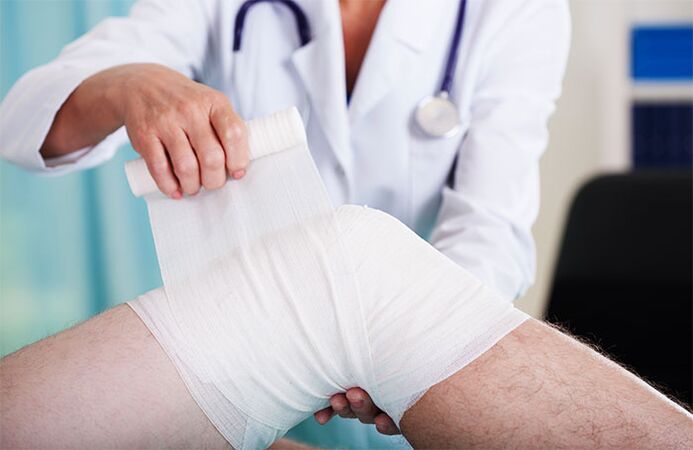 arts die het kniegewricht verbindt met artrose